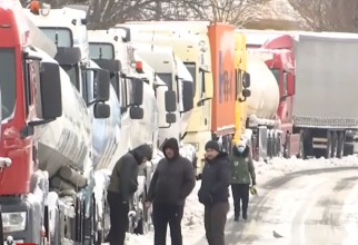 „Prizonieri ai zăpezilor”. Șoferi români de TIR, blocaţi în troiene 35 de ore, fără mâncare şi fără apă: „Nu ne bagă nimeni în seamă. Noroc cu o bătrânică” FOTO: captură video Observator