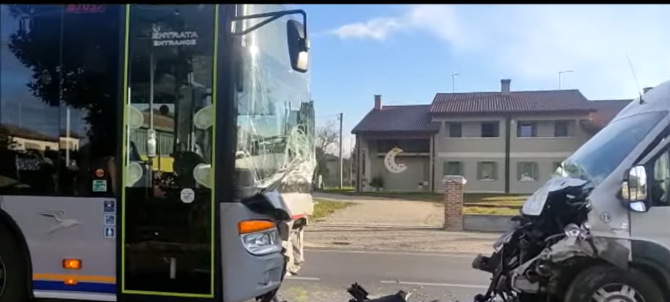 Italia. Un autobuz școlar a intrat frontal într-un autocar BusItalia. Șoferul decedat abia lăsase elevii la școală / Foto: Captură video youtube