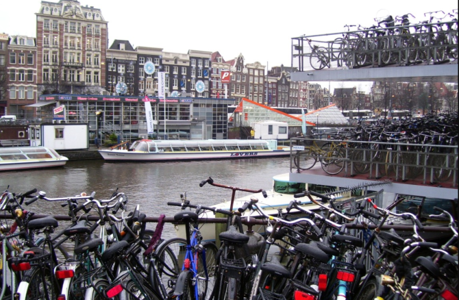 Noua parcare pentru biciclete din Amsterdam poate găzdui până la 7.000 de unități