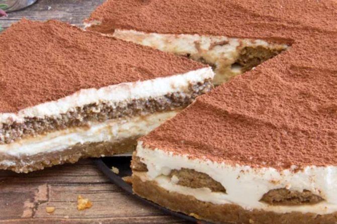 Cheesecake tiramisu e combinația perfectă între două deserturi extrem de populare