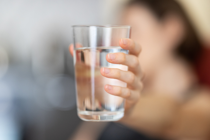 Potrivit unui nou studiu, dacă nu bei suficientă apă, riscul de deces ar putea crește cu 20 la sută / Foto: Unsplash