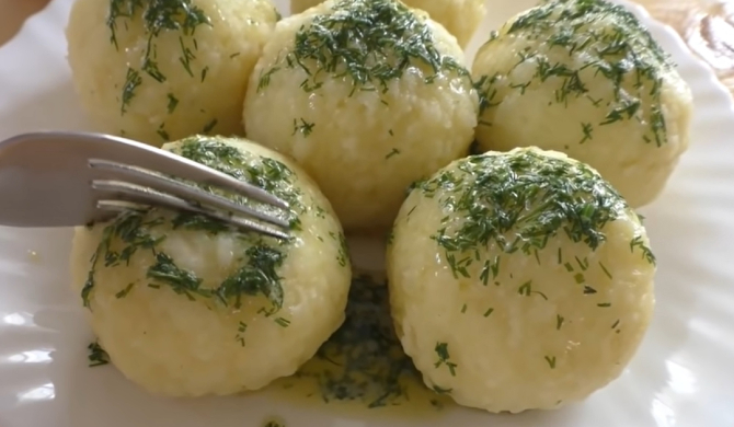 Găluște de cartofi cu verdeață, fără făină. Atât de pufoase și delicioase încât o să te lingi pe degete! FOTO: captură video YouTube @Another Kitchen