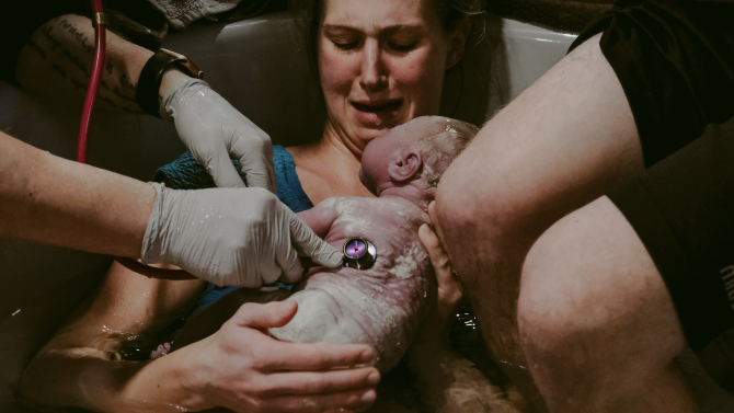 Reguli noi privind alăptarea bebelușilor în spital, după ce un nou născut a murit sufocat. Nu există destule moașe / Foto: Unsplash