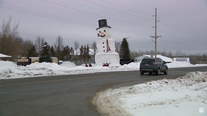 Povestea emoționantă a omului de zăpadă de 18 metri, construit anual de-a lungul unei autostrăzi din Wisconsin / Foto: Captură video youtube