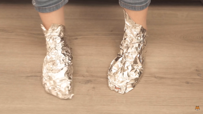 Înfășoară-ți picioarele în folie de aluminiu și câteva ore mai târziu vei avea acest rezultat! Este o idee genială! / Foto: Captură video youtube