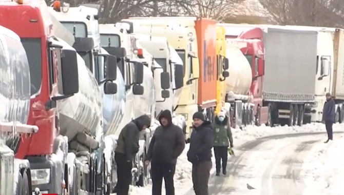 „Prizonieri ai zăpezilor”. Șoferi români de TIR, blocaţi în troiene 35 de ore, fără mâncare şi fără apă: „Nu ne bagă nimeni în seamă. Noroc cu o bătrânică” FOTO: captură video Observator