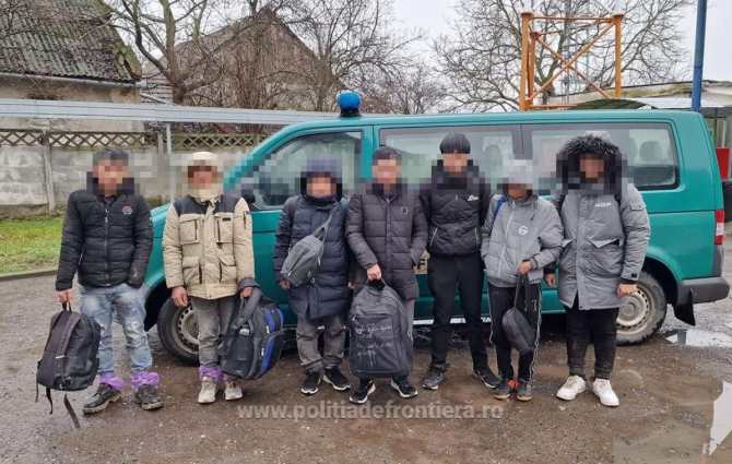 Şapte vietnamezi, care au venit să muncească în România, au încercat să fugă în Europa. Migranții, prinși la frontiera cu Ungaria. Sursa foto: Politia de frontiera