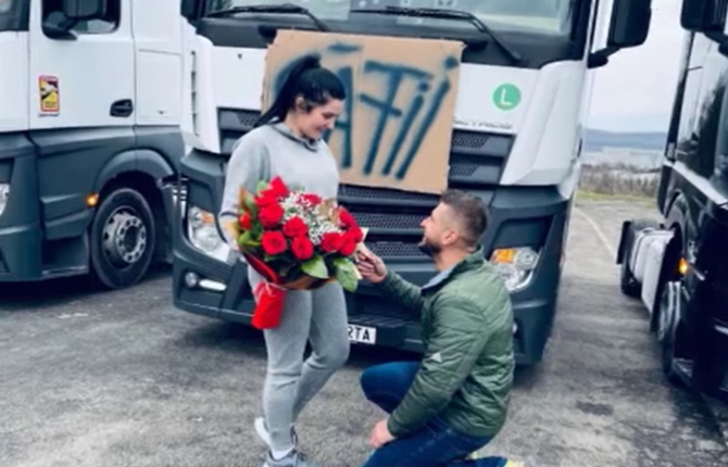 Șofer român de TIR, cerere în căsătorie emoționantă: A blocat un drum, dar nimeni nu s-a supărat. Ba din contră, au tras pe dreapta și i-au felicitat. FOTO: captură video Știrile PRO TV