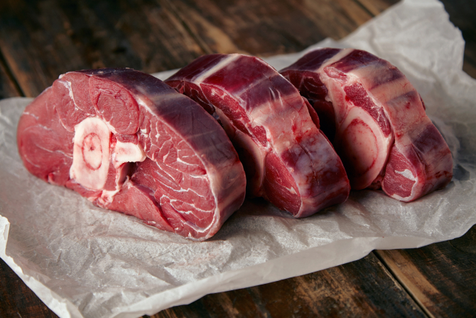 Un restaurant din București a schimbat etichetele de pe carnea expirată pentru a păcăli autoritățile. Anunțul făcut de președintele ANPC - VIDEO