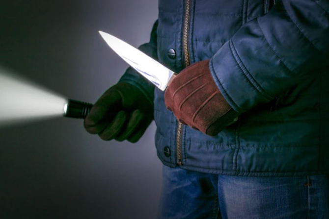 Un român a vrut să fure toți banii dintr-un magazin, amenințând vânzătoarea cu un cuțit. Sursa foto: freepik.com
