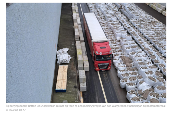 Un șofer român de camion, peripeții pe o autostradă din Olanda: Amendat după ce a ignorat toate semnele de oprire și s-a blocat între sacii de nisip - FOTO captură lc.nl