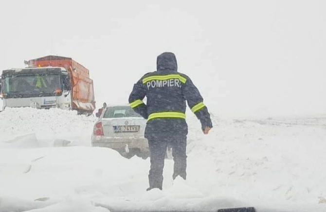 Zece drumuri naţionale şi 37 judeţene, blocate din cauza zăpezii, în România. FOTO: Facebook @IGSU