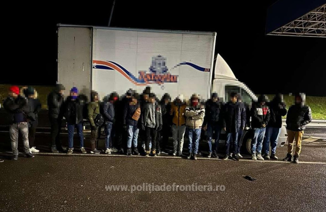 Zeci de migranți, surprinși în timp ce se ascundeau într-un camion, într-o parcare de lângă Nădlac. Sursa foto: Politia de frontiera