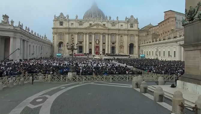 Zeci de mii de oameni participă la funeraliile fostului Papă Benedict al XVI-lea. Papa Francisc oficiază ceremonia, marcând astfel un moment istoric - VIDEO