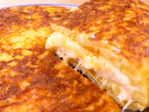 Omletă spaniolă de cartofi umplută cu brânză și șuncă: O rețetă perfectă nu doar pentru micul dejun. Copiii vor mai vrea o porție