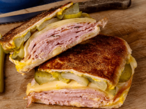 Un cunoscut bucătar dezvăluie secretul unui sandviș cubanez delicios, făcut doar cu resturile din frigider