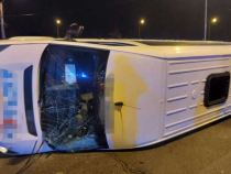 Un microbuz cu români s-a răsturnat după coliziunea cu o mașină. FOTO: ISU Argeș
