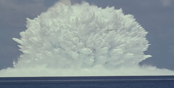 Bombă nucleară declanșată sub apă. Imagini incredibile / Foto: Captură video youtube