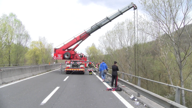 Italia. Accident grav pe A6: un camion a plonjat de pe viaduct. Șoferul de naționalitate română a fost rănit [VIDEO] / Foto: Captură video youtube