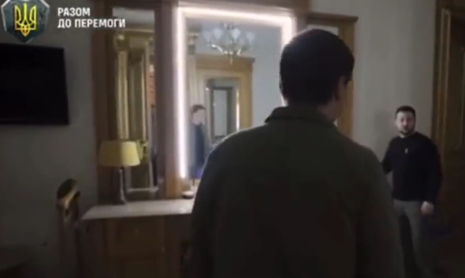 Cum arată camera în care stă Volodimir Zelenski: A prezentat pentru o emisiune de televiziune adăpostul său - VIDEO
