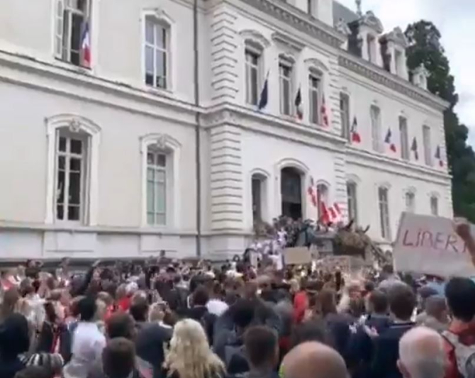 Franța. Sute de mii de francezi au ieșit în stradă, nemulțumiți de reforma sistemului de pensii 
