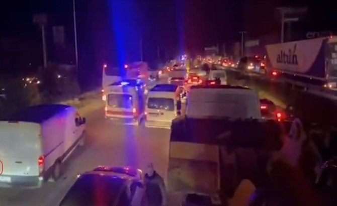 Haos în traficul rutier din provincia turcă Hatay - voluntari vin, iar sinistraţii pleacă. Sursa foto: captura video