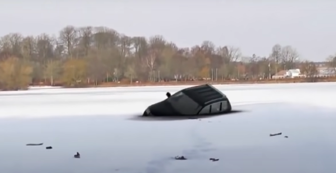 Cinci eroi s-au scufundat într-un lac înghețat pentru a salva un bărbat și câinele său blocați în interiorul mașinii / Foto: Captură video youtube