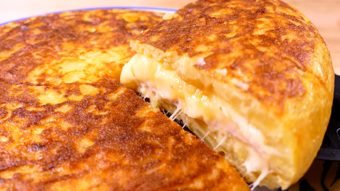 Omletă spaniolă de cartofi umplută cu brânză și șuncă: O rețetă perfectă nu doar pentru micul dejun. Copiii vor mai vrea o porție