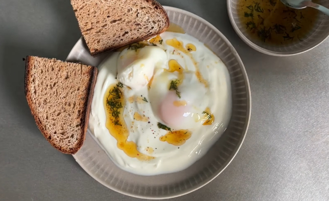 Ouă turcești cu iaurt. Un preparat demențial, plin de aromă. Nu ratați această rețetă ușoară și sănătoasă! FOTO: captură video YouTube @Naturalmente Adri