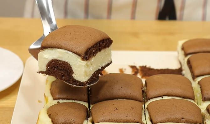 „Perne”, o plăcintă spectaculoasă din aluat de ciocolată cu umplutură de brânză de vaci. Rețeta foto pas cu pas. FOTO: captură video YouTube @ Ольга Шобутинская