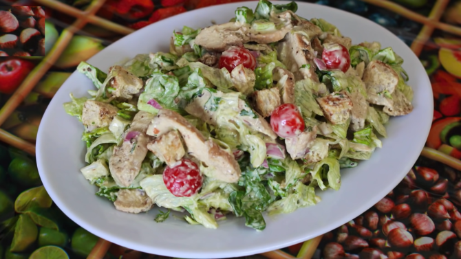 Salată grecească cu pui la grătar. Combină puiul, legumele și aromele grecești îndrăznețe, toate într-o cină gustoasă și ușoară / Foto: Captură video youtube