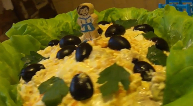 Salată „Insula pustie”. Așa bunătate nu ai mai mâncat până acum. Din ouă, piept de pui și ciuperci faci o rețetă simplă de aur. FOTO: captură video YouTube @Поварешка TV