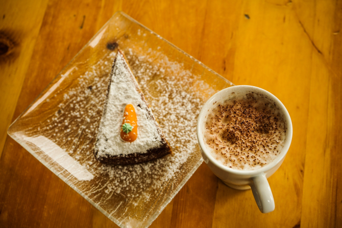 Tarta cu cremă de cafea merge de minune alături de o ceașcă de cappuccino (Foto ilustrativ: Pexels)