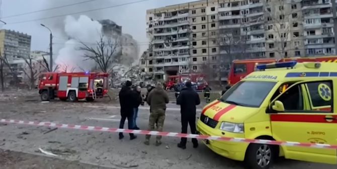 O rachetă rusească a distrus un bloc din Ucraina. Trei persoane și-au pierdut viața, potrivit poliției / Foto: Captură video youtube