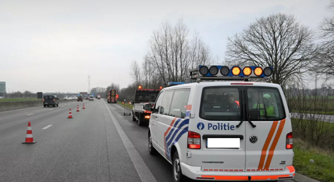 Un muncitor român s-a stins la serviciu, în Belgia. Un camion l-a izbit din plin: „Mi-am dat seama că am lovit ceva și m-am întors să văd ce s-a întâmplat” FOTO: captură vrt.be