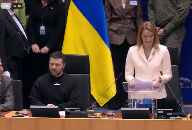 Momente istorice în Parlamentul European: Volodimir Zelenski a fost primit cu aplauze (Sursa foto: captura Facebook)