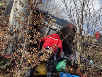 O familie de români s-a răsturnat cu mașina într-o râpă: În autoturism erau soţul, soţia și fiica lor de 9 ani