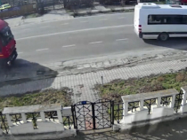 Un microbuz plin cu români, accident cu două TIR-uri 