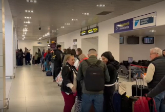 Sute de români așteaptă la coadă pe Aeroportul Otopeni: Aglomerație în fața ghișeelor de check-in închise