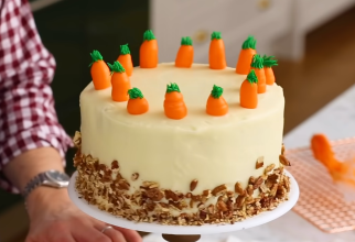 Tort de morcovi cu glazură de cremă de brânză, un desert ușor de gătit și excelent pentru orice ocazie / Foto: Captură video youtube