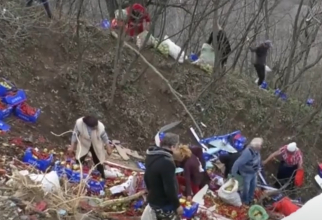 Zeci de români și-au umplut sacoșele cu legume dintr-un TIR răsturnat într-o râpă: „Suntem oameni săraci. Ce să facem?”