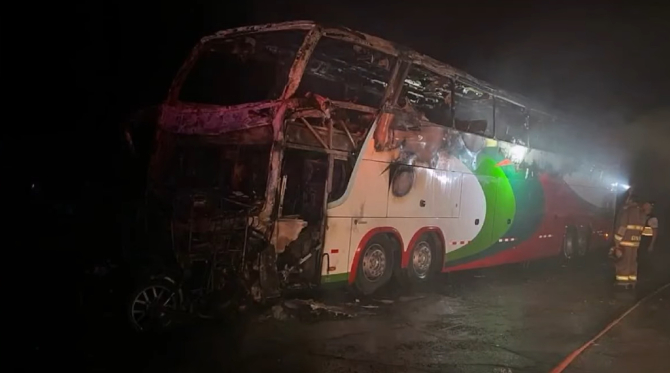 Autobuz cu 50 de pasageri, accident teribil: Cel puţin 13 persoane şi-au pierdut viaţa. FOTO: captură video YouTube @ Exitosa Noticias