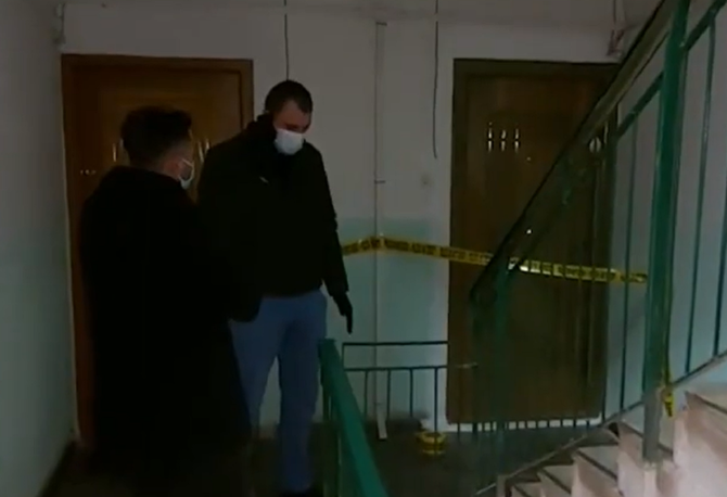 Bărbat, ucis de fiul său minor la Pitești. Băiatul a dat o petrecere, cu cadavrul în casă / Foto: Captură video youtube