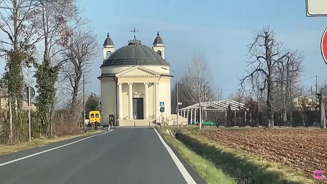 Italia. Tentativă de furt a unui jgheab de cupru dintr-o biserică: Un român a fost prins de poliție / Foto: Captură video youtube