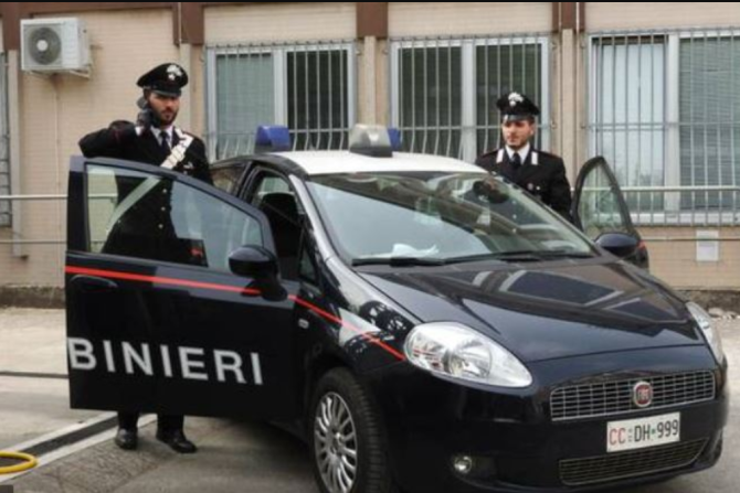 Italia. Doi români, prinși de poliție cu o armă albă în posesie. Alte persoane au fost surprinse conducând sub influența alcoolului și a drogurilor