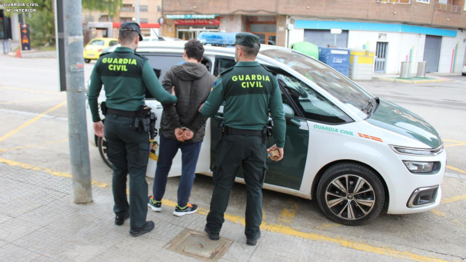 Spania. Doi români au fost prinși de poliție după ce au jefuit trei unități comerciale în aceeași zi
