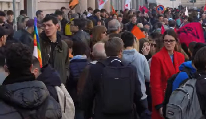 Italia. Zeci de mii de persoane au protestat în Milano: „Cerem dreptate şi adevăr!” - VIDEO