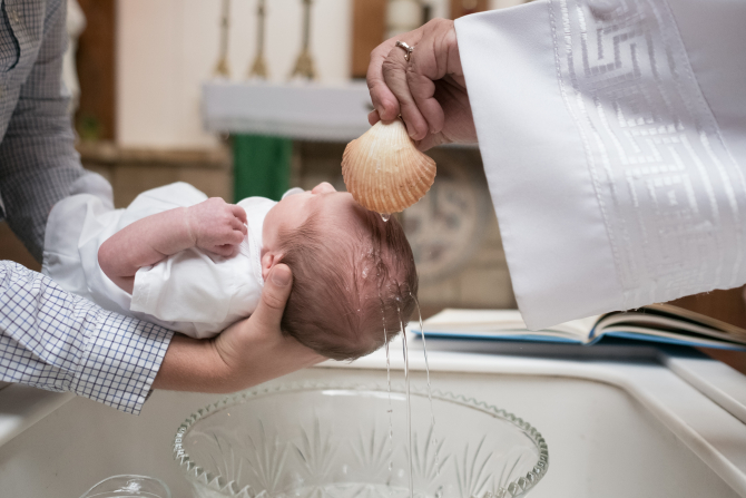 Italia. Acid în loc de apă pentru botez: o fetiță nou-născută a ajuns de urgență la spital / Foto: Unsplash