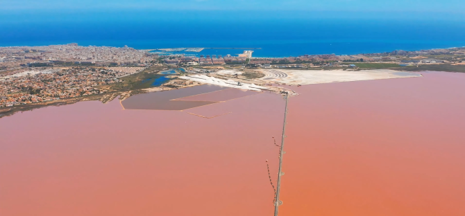Noua atracție a Spaniei, Lacul roz din Torrevieja. „Cel mai sănătos loc din Spania, din cauza tuturor mineralelor din aer" / Foto: Captură video youtube