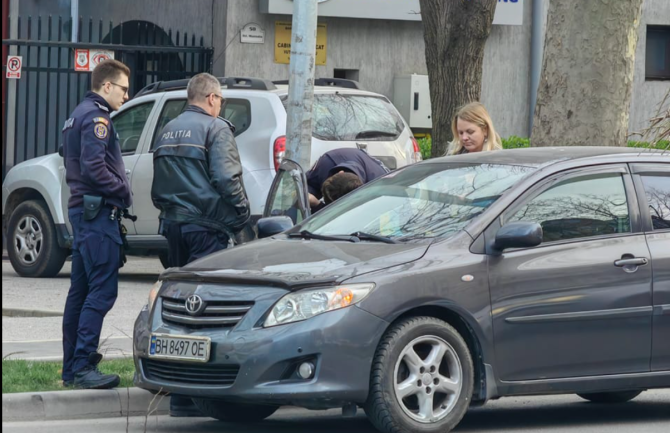 Momentul în care cei trei polițiști dau foliile jos de pe geamurile unei mașini cu numere de Ucraina